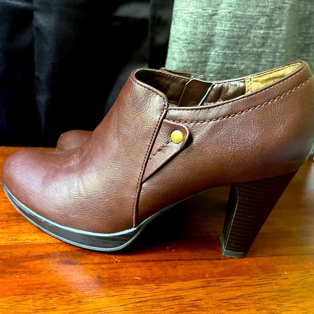 Rialto Shoes/ Phiona Women's Stacked Heel Shootie